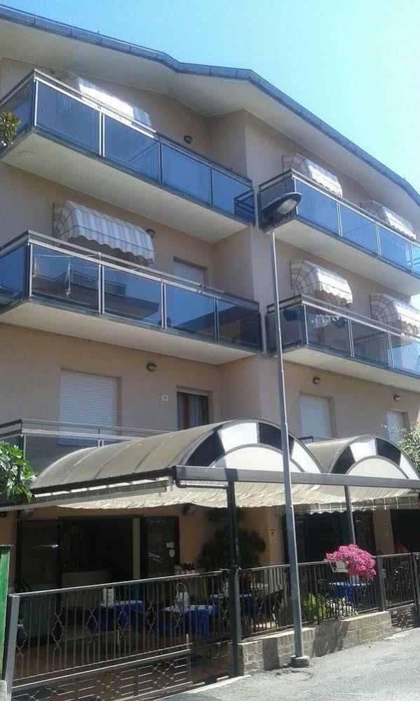 Hotel Gialpina Viserba Di Rimini Extérieur photo